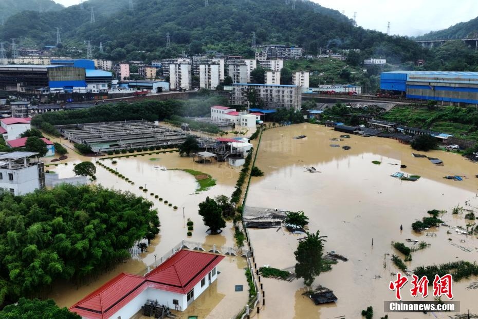 Trung Quốc: Miền Nam tiếp tục cảnh báo mưa lũ, miền Bắc nắng nóng kỷ lục
